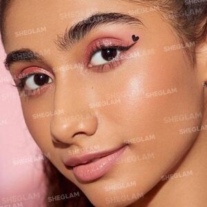 Heart Eyes 2-In-1 Stamp Eyeliner